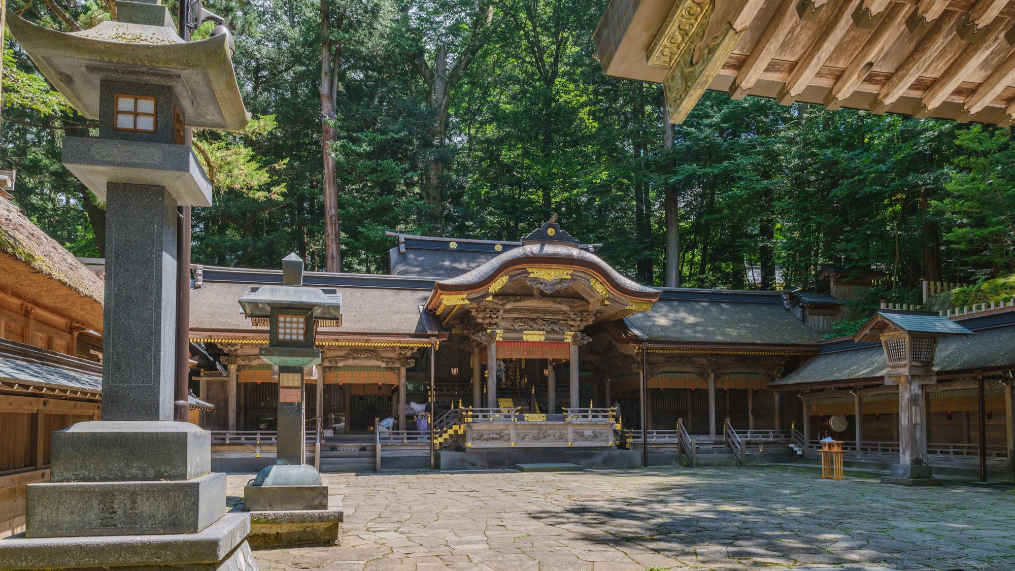 諏訪大社上社本宮　車15分