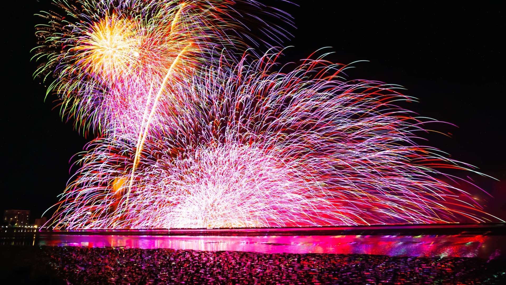諏訪湖祭湖上花火大会　諏訪湖畔　徒歩3分