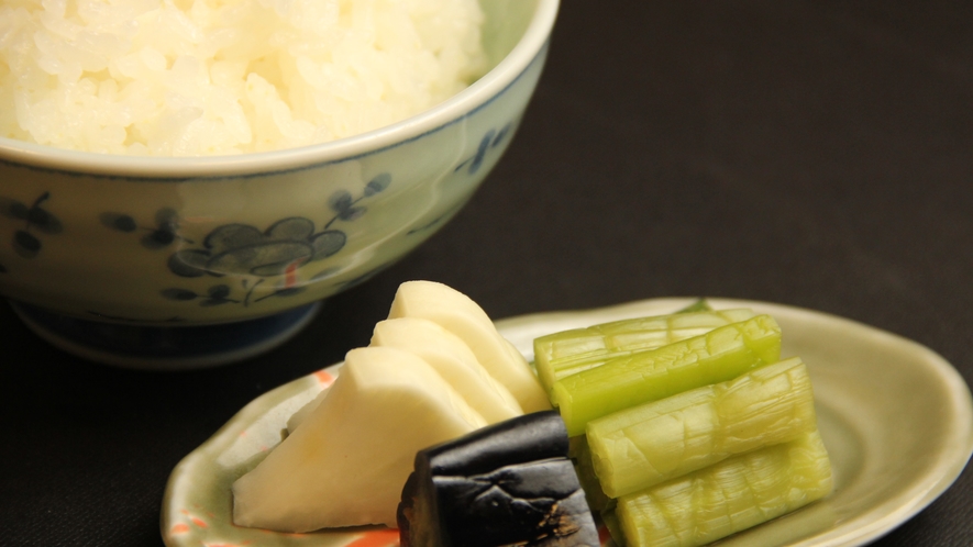 《朝食》清流で育まれた木島平産のコシヒカリを使ったモチモチご飯と野沢菜