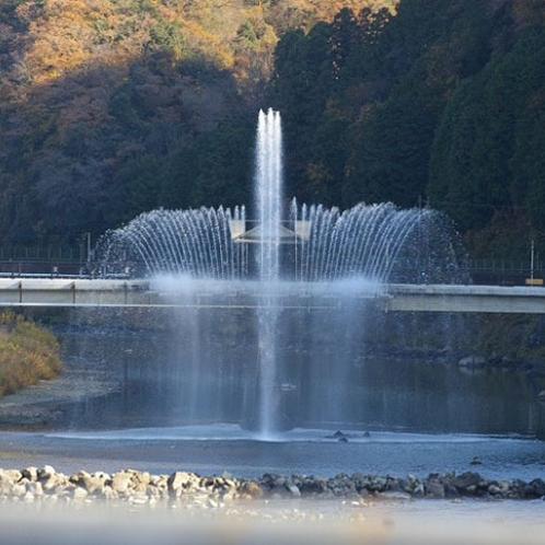 ゆ～らぎ橋の噴水