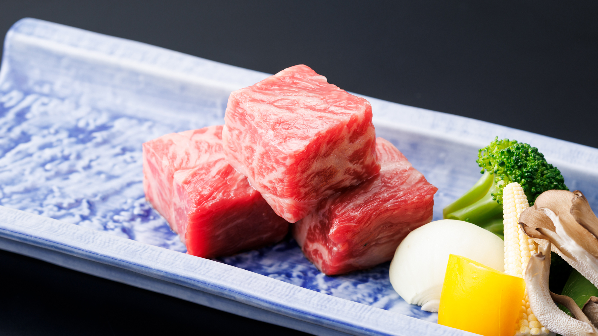 豊かな自然の中で育まれたA4ランクの能登牛ロース陶板焼をメインに