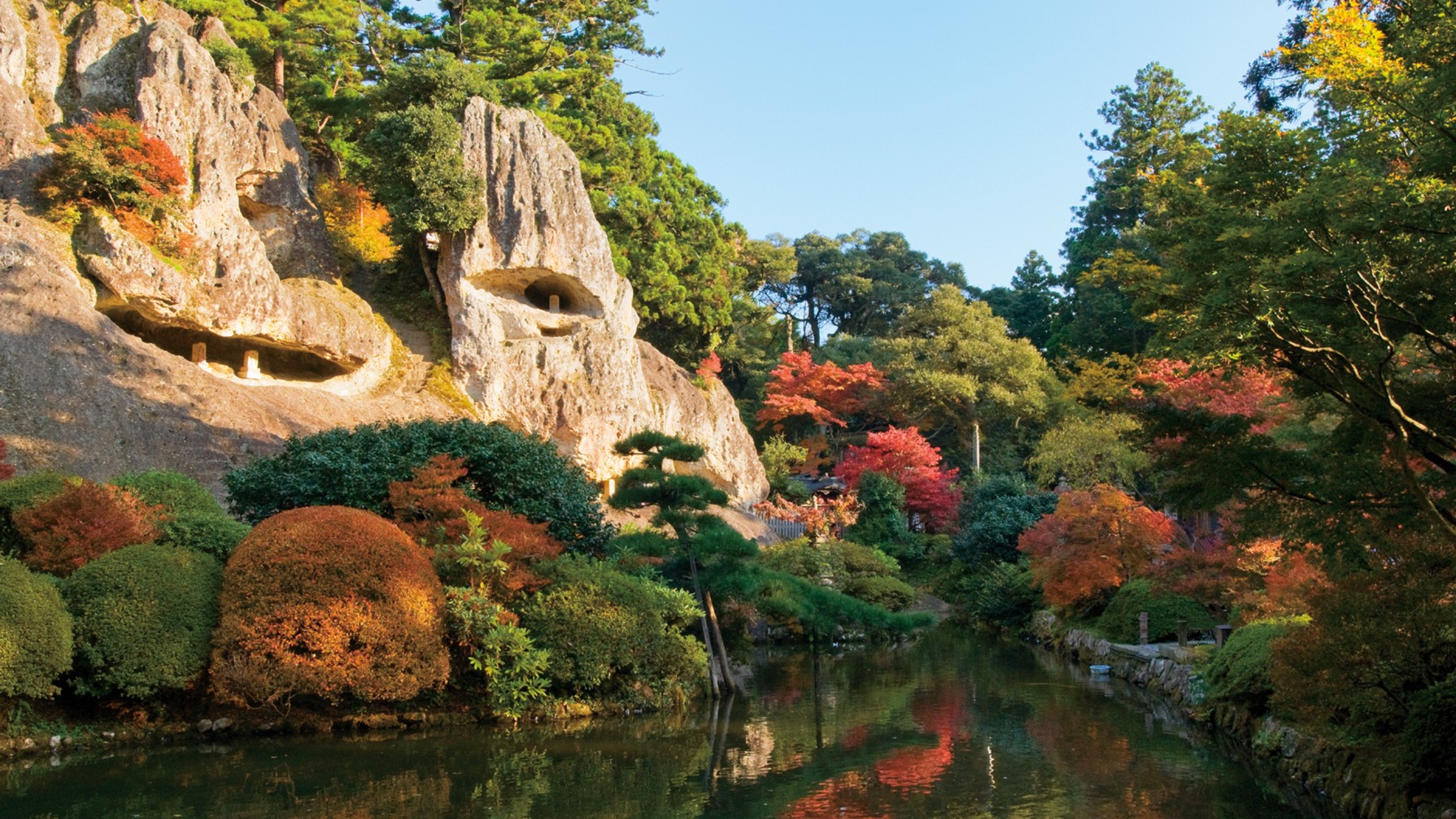 那谷寺　紅葉の名所（車で10分）