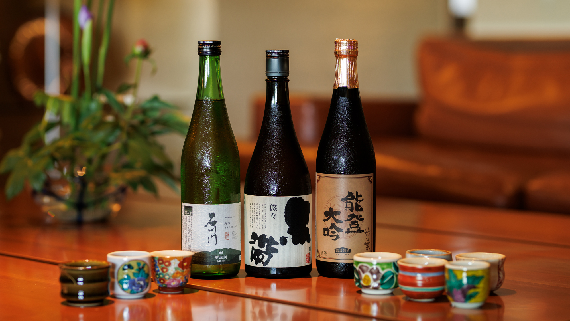 【瑠璃光クラブラウンジ】地酒を常時2-3種類ご用意。