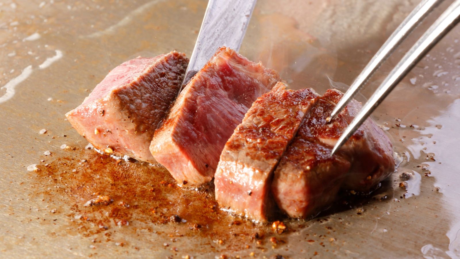 【鉄板焼】とろける食感、あふれる肉汁