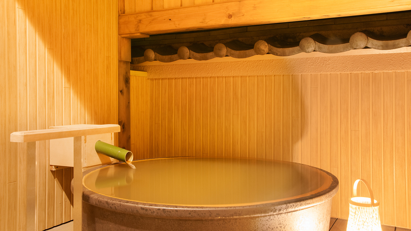 *【もみじ】10畳の和室。黄金の湯の露天風呂付客室。