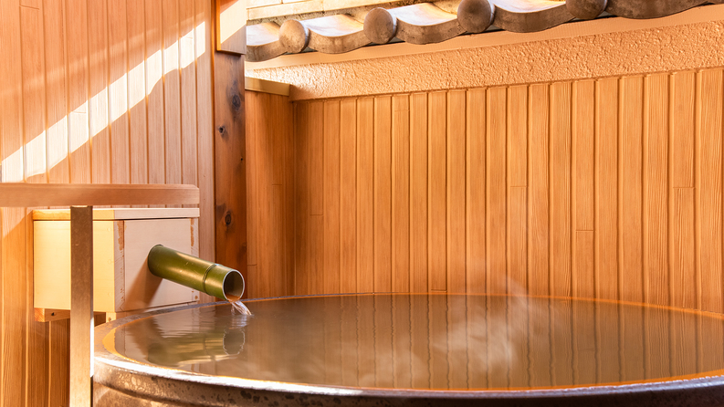 *【もみじ】10畳の和室。黄金の湯の露天風呂付客室。