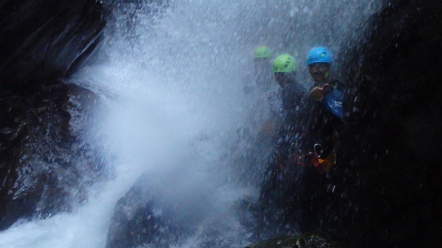「志賀高原角間川・キャニオニング体験」渓谷を登ったり下ったりするウォータースポーツ