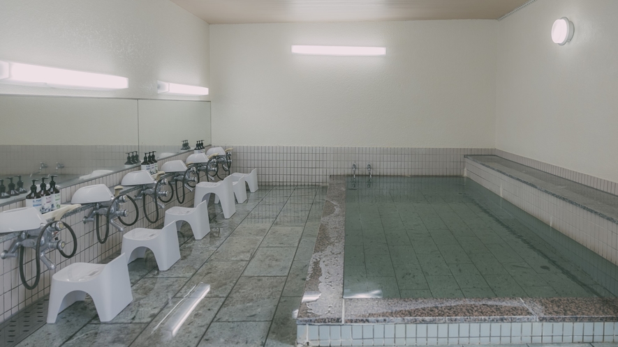 □人工温泉の大浴場　当館の浴水は、炭酸カルシウム、硫酸ナトリウムなどの成分を含む人工温泉です