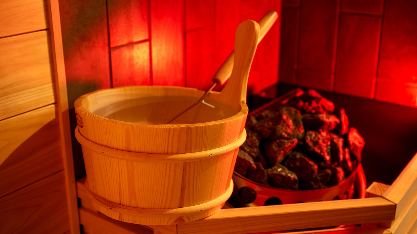 【プライベートロウリュサウナ】心地よい香りと蒸気でととのう、3種のアロマ水を使った「セルフロウリュ」