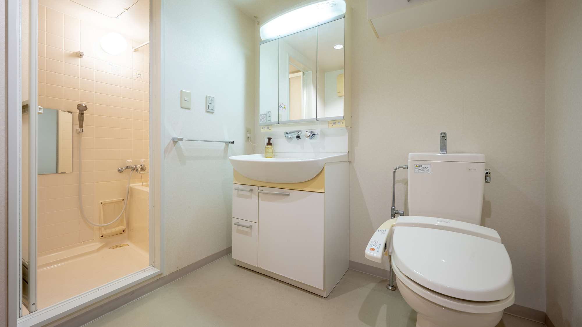 【別館】清潔・快適にご利用いただける独立バスルーム。洗濯機もございます。