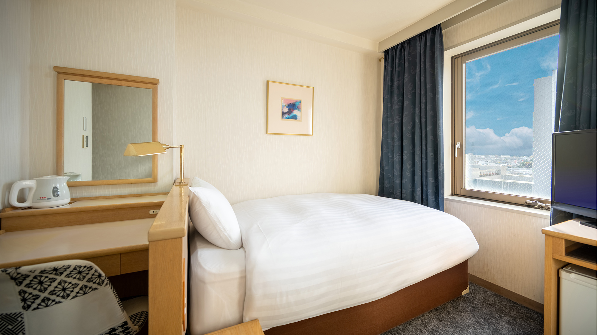 【本館：シングル】PC作業に適したデスクスペースもございます。