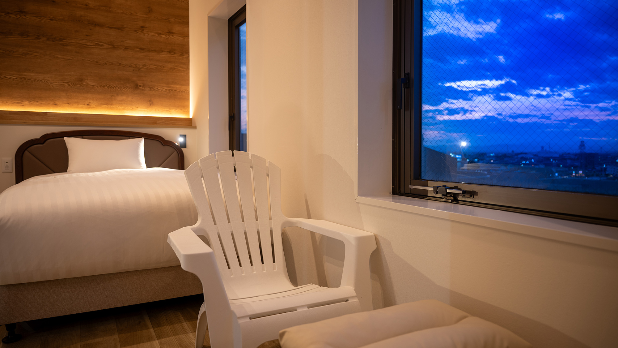 【スイートルーム】ベッドシーツは防水仕様・ととのいチェア完備。お部屋でサウナ後の外気浴を。