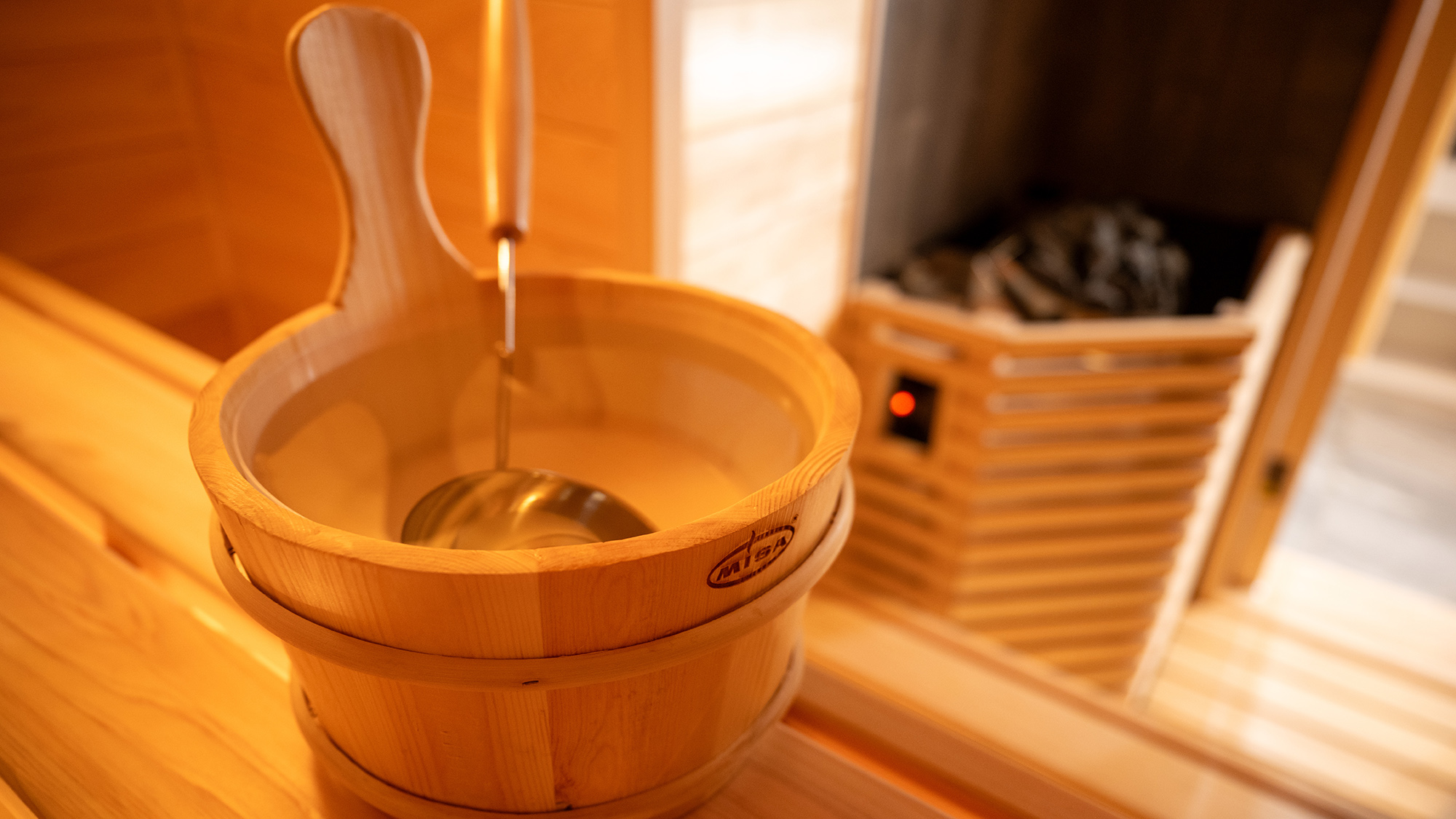 【プライベートロウリュサウナ】心地よい香りと蒸気でととのう、3種のアロマ水を使った「セルフロウリュ」