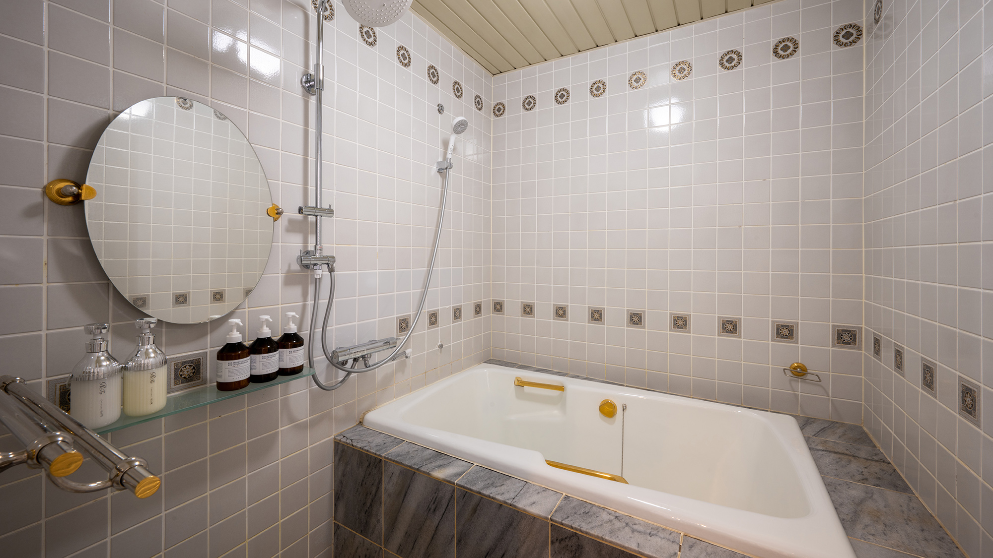 【スイートルーム】リラックス効果あるレインシャワーで、サウナ後の火照った身体を優しく冷やせます