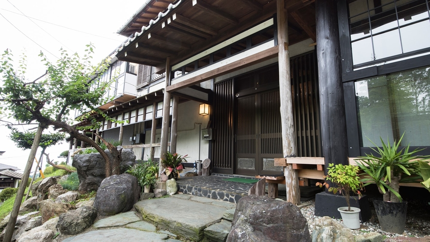 *【入口】横浜藤よし　伊豆店は部屋数4部屋のみのお篭り感のある眺望自慢のお宿でございます。