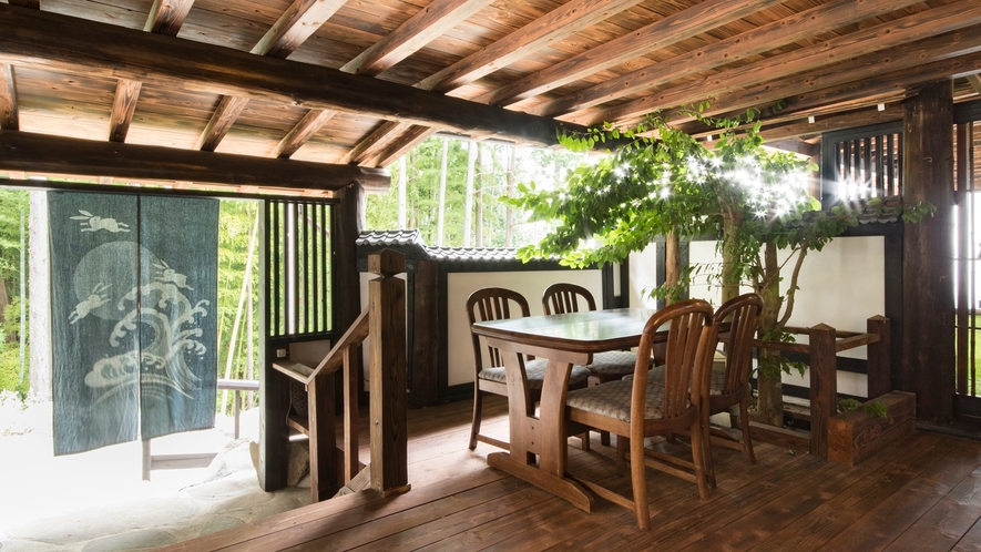*『なごみの湯』入り口。温もり感のある木の内装と家具に緑を交えて意心地の良い空間を演出しております。