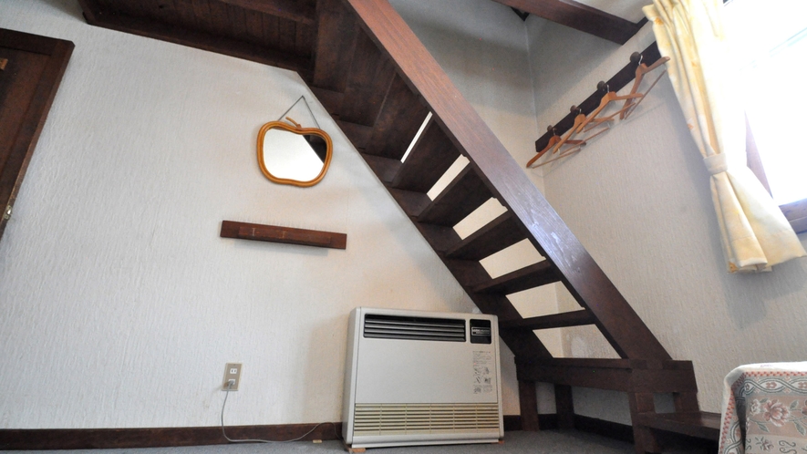 【客室】フォース　ロフトへの階段が設置されております
