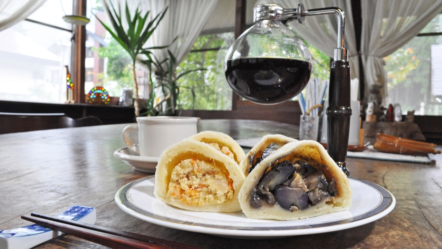【おやき軽朝食】信州名物おやきとコーヒーの軽朝食です。（一例）右がなすみそ、左がおから