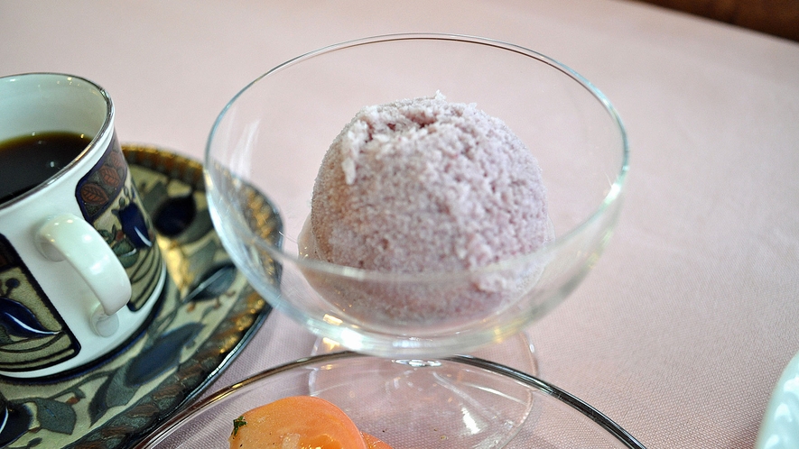 【夕食】塩尻産の生ぶどうの果汁を使ったアイスクリームです