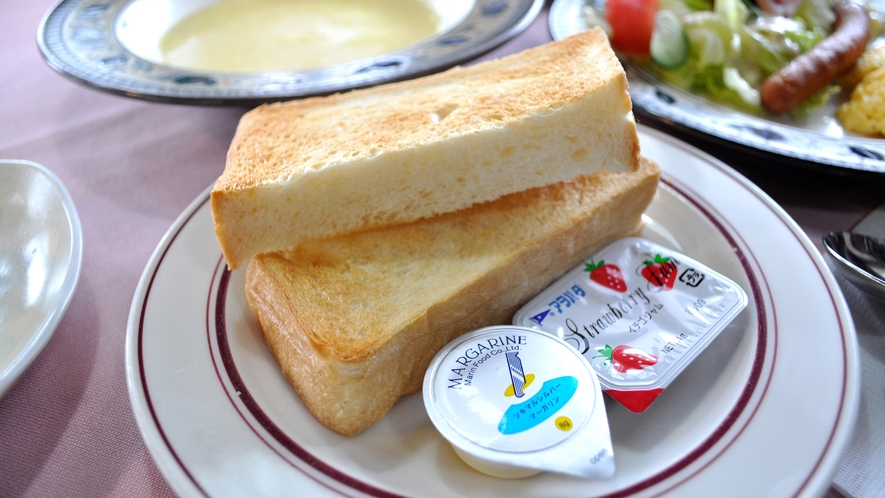 【朝食】焼きたてパンを食べて元気な一日のスタートを！
