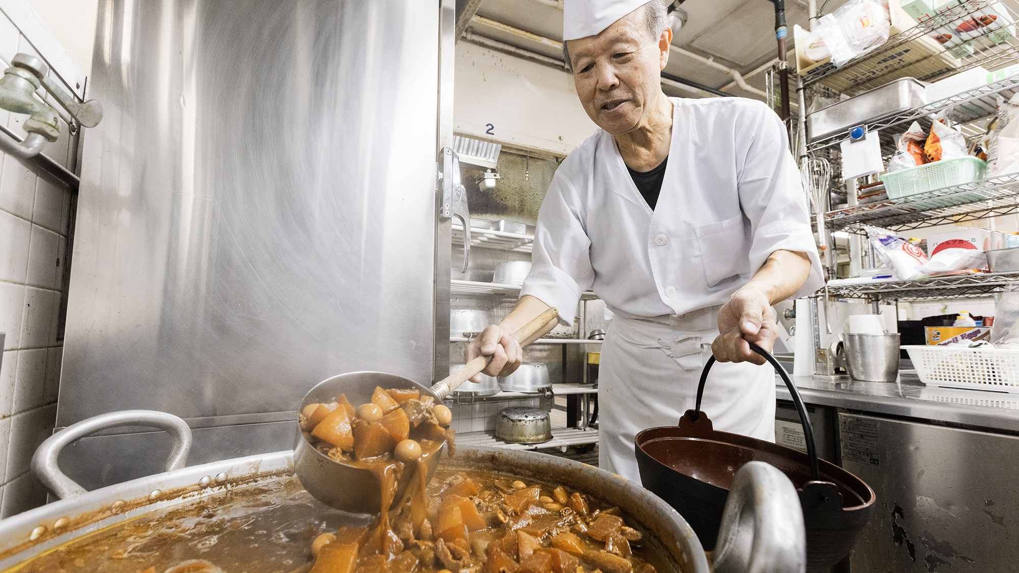 【調理イメージ】『牛すじとゴロゴロ根菜の八丁味噌煮』1度に250～280人前を作ります。