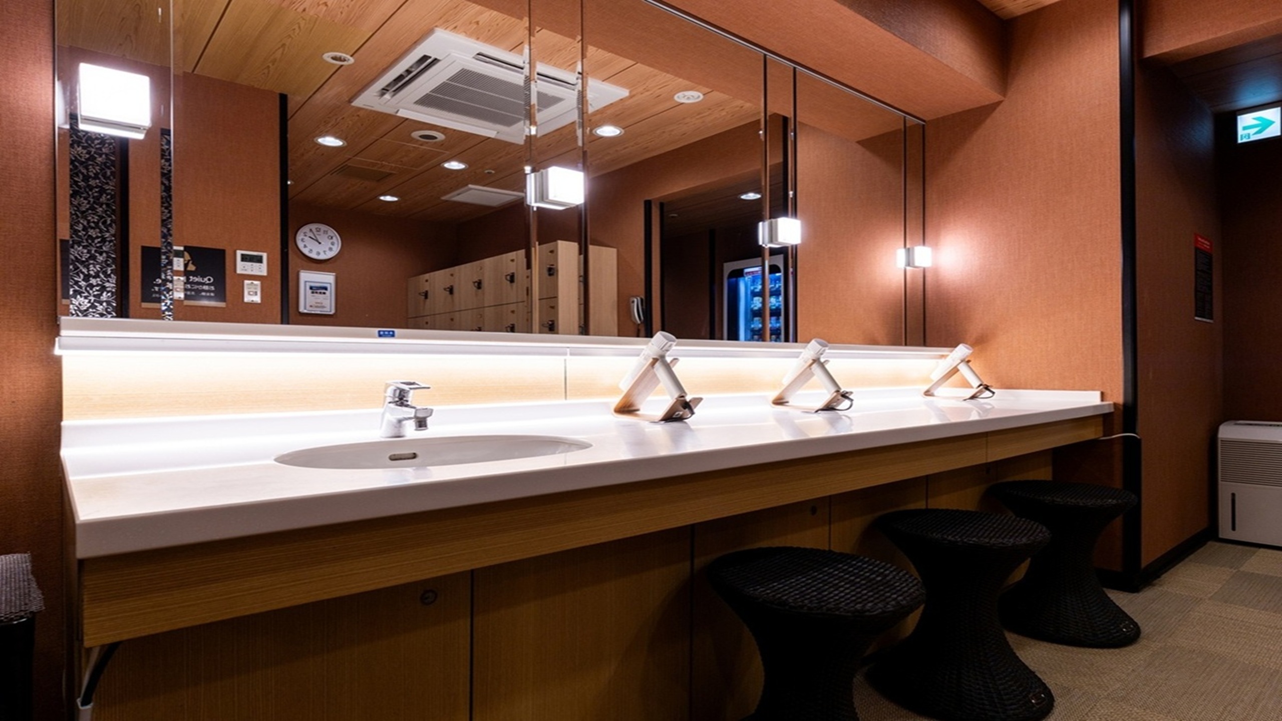 【女子大浴殿】脱衣所