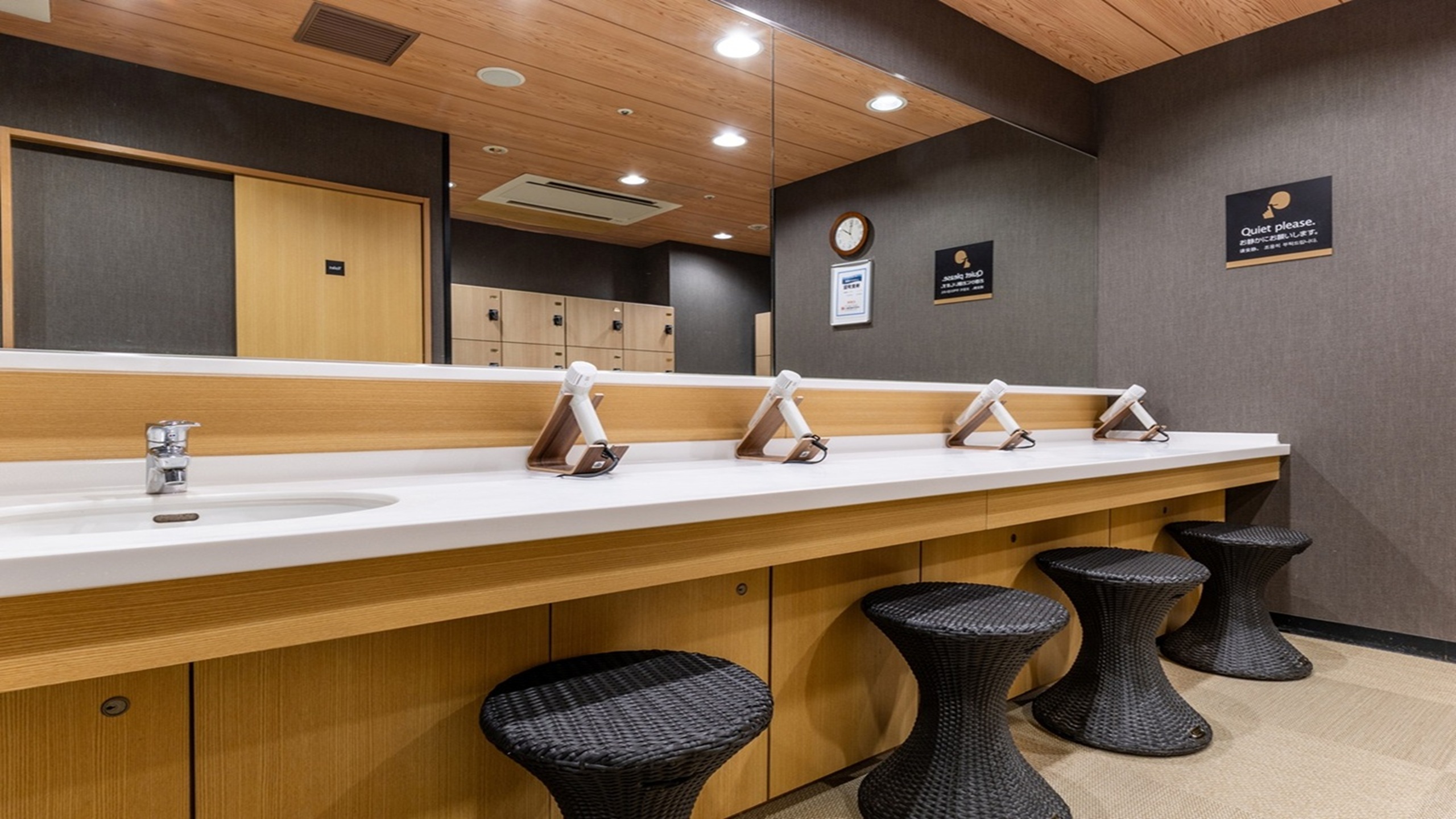 【男子大浴殿】脱衣所