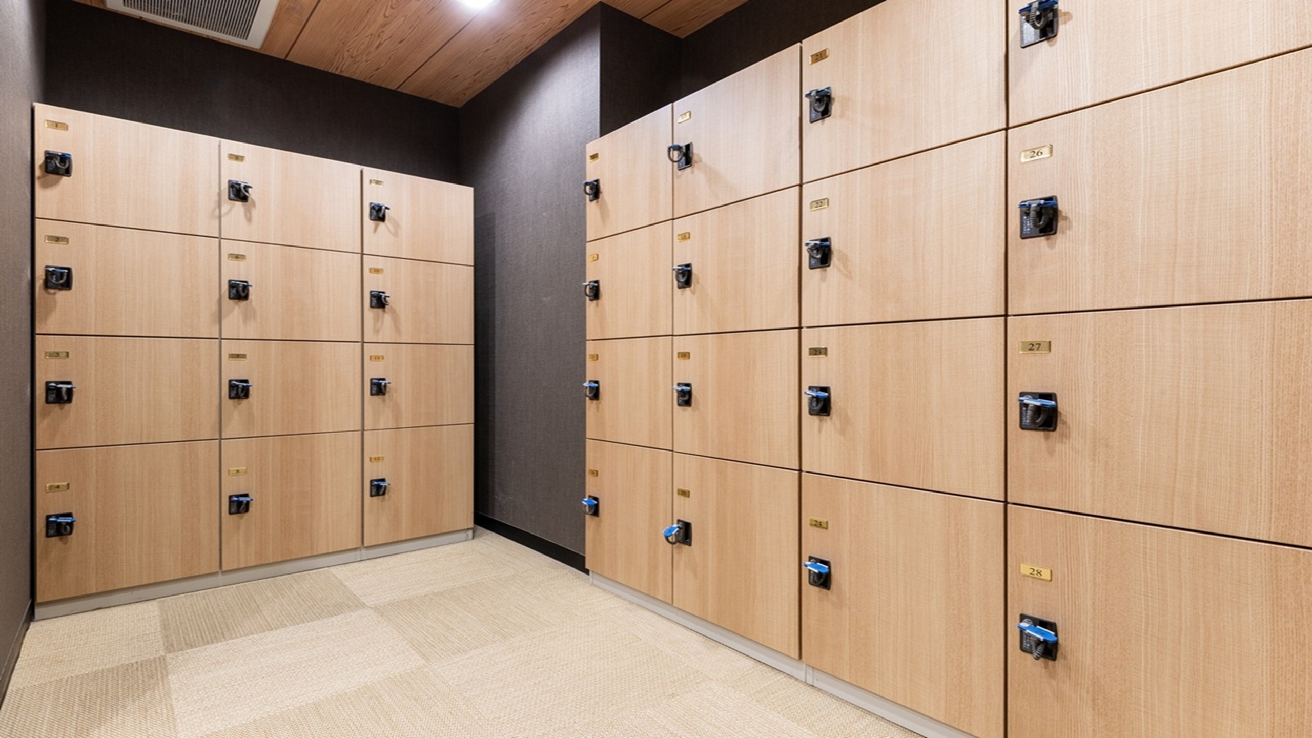 【男子大浴殿】ロッカー