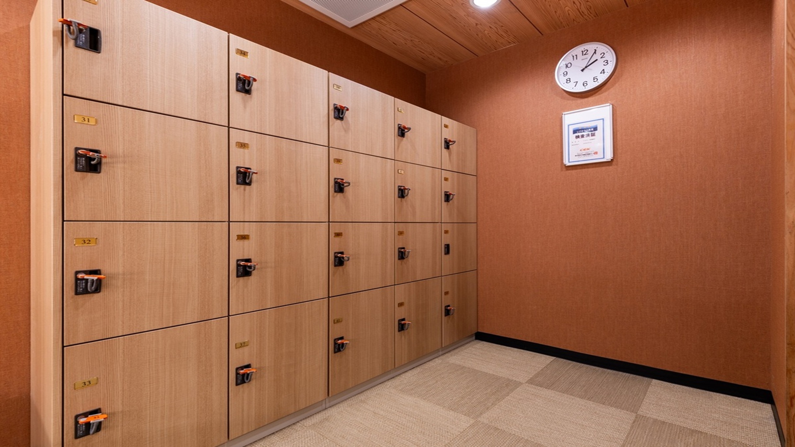 【女子大浴殿】ロッカー