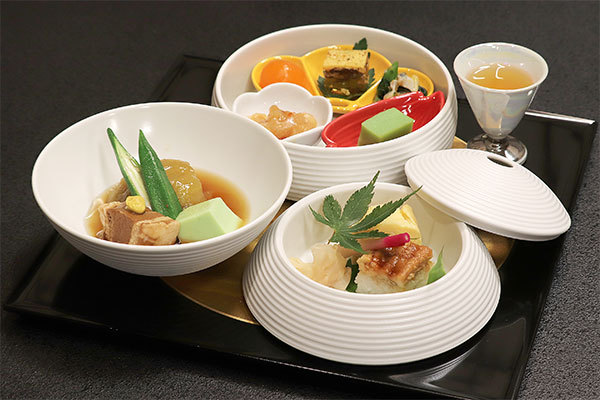 誰にも邪魔されない二人の空間を大切に【個室食+貸切風呂+囲炉裏付客室】贅沢会席「雅膳」