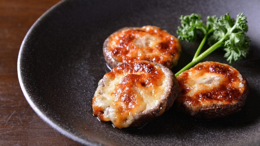 *【夕食一例】（椎茸のチーズ焼き）/自然豊かな那須で育まれた大ぶりの椎茸。チーズをのせてこんがりと。