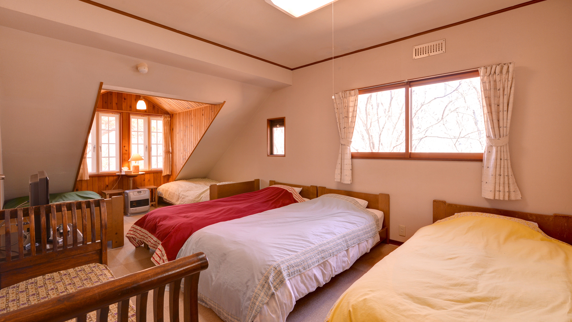 *洋室５ベッド（客室一例）/窓から入る光が室内を明るく。朝はやさしい自然光でお目覚め下さい。