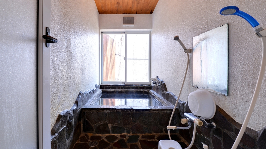  *小浴場/那須の自然石を使用した浴場。温かい湯船に浸かり癒しのひと時をお過ごし下さい。