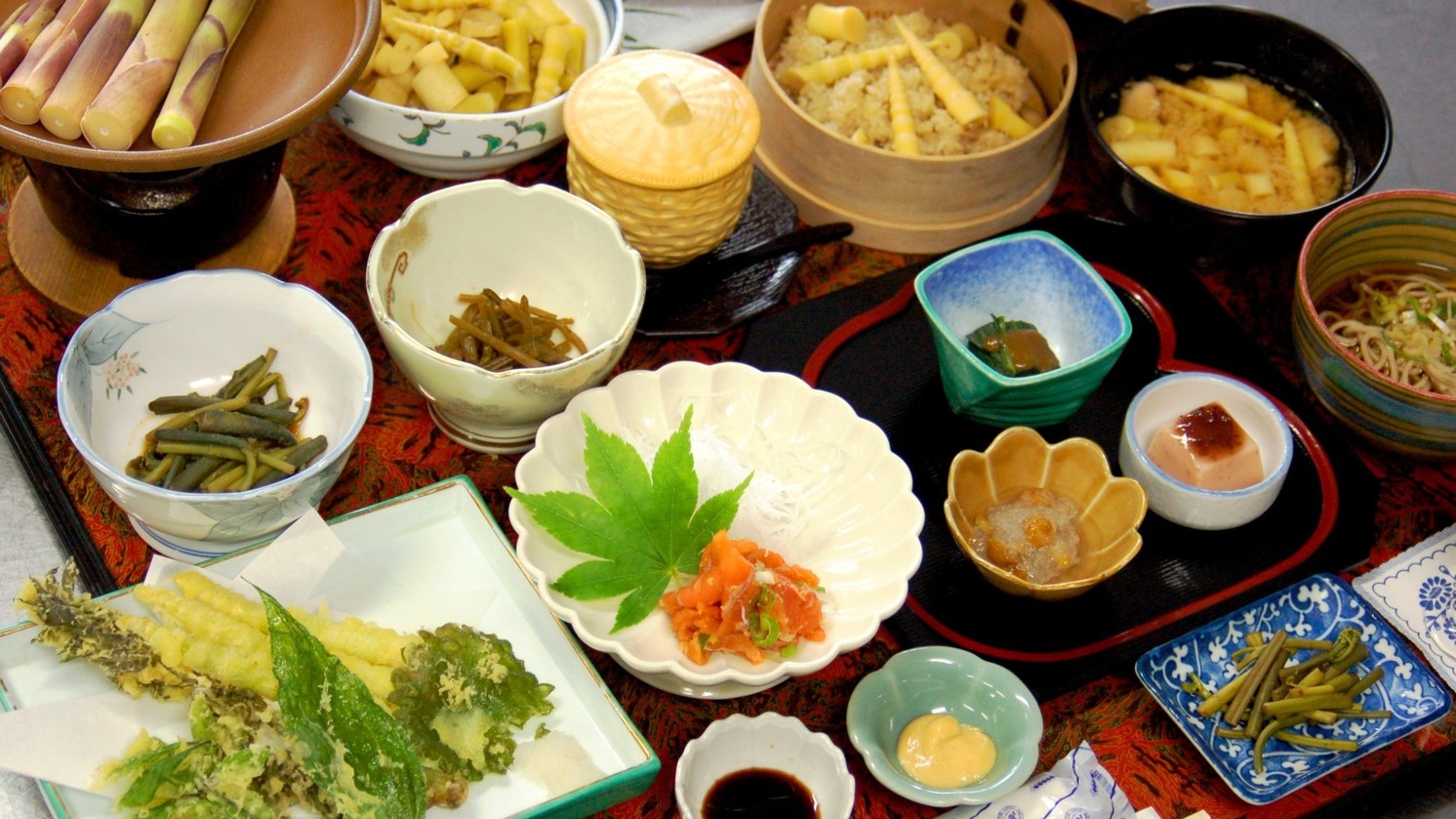 志賀高原のソールフード 《 根曲り竹 》を使った料理が並びます♪新緑時期のみ味わえる　1泊2食付