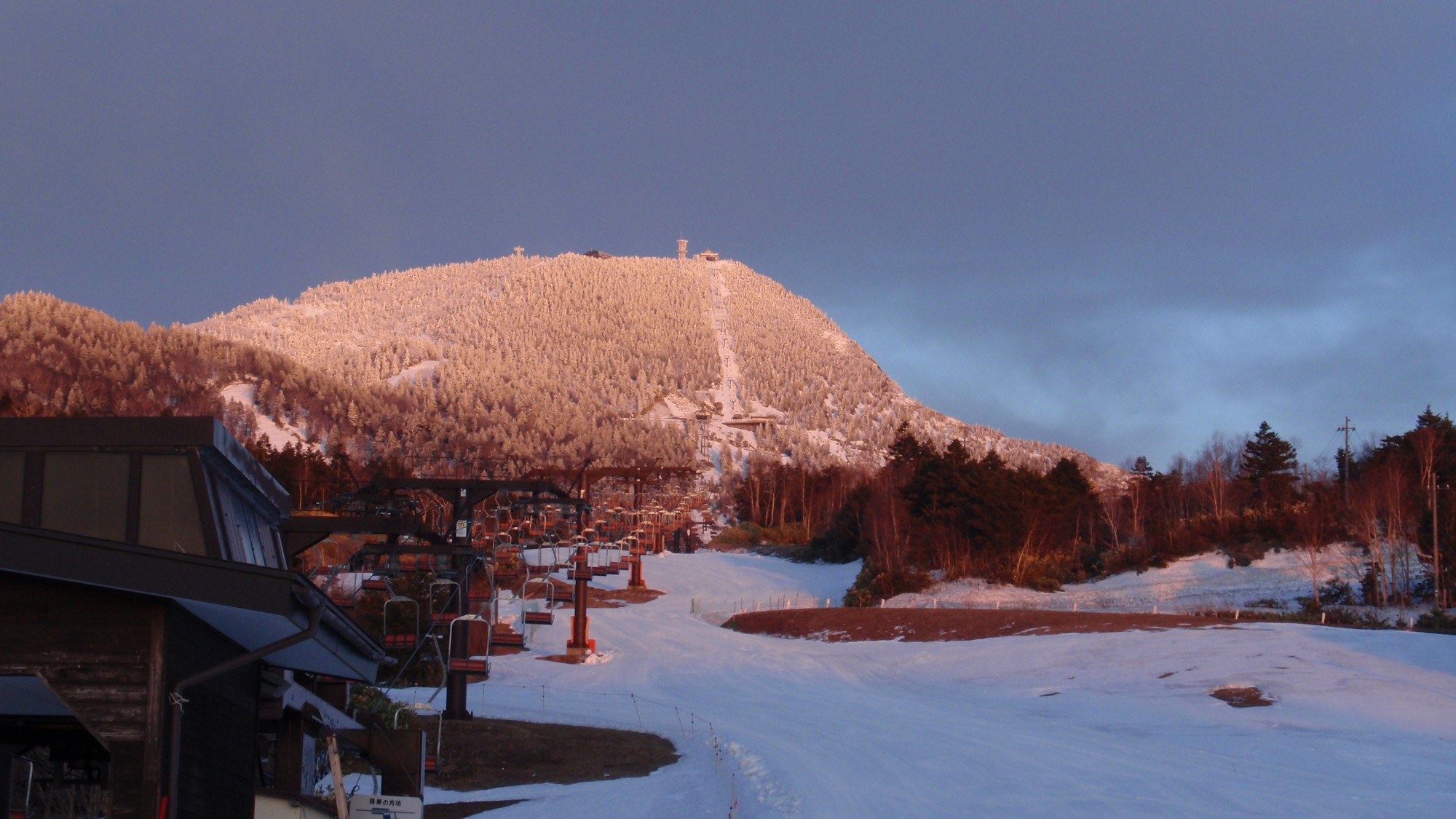 標高の高さが生み出す美しい雪景色