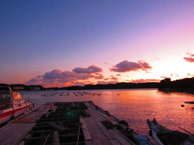 釣り筏と夕日