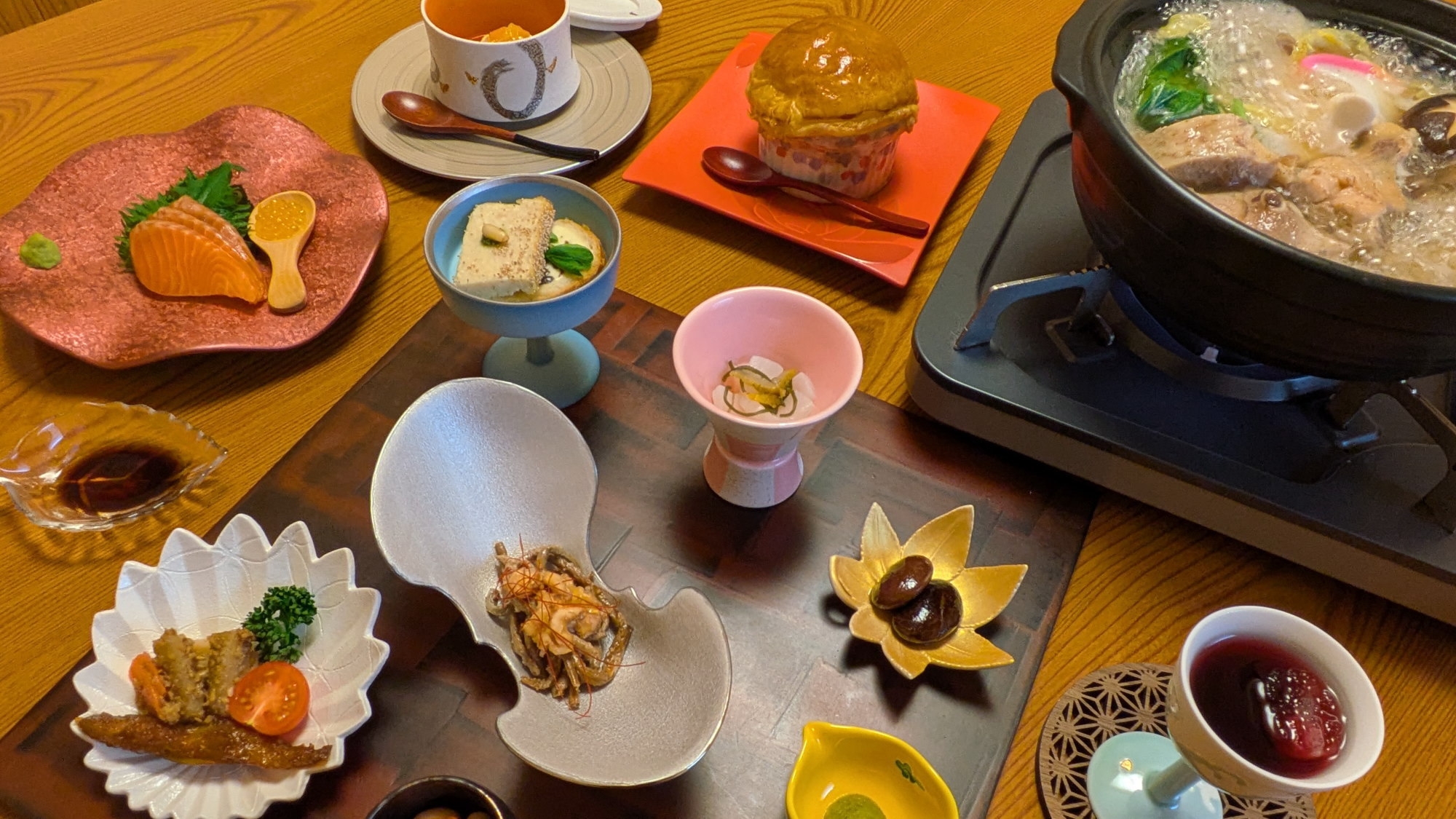 【別邸かえで客室指定】山並み眺望の檜風呂付き客室＆朝夕お部屋食＆アウト１１時＆貸切風呂無料