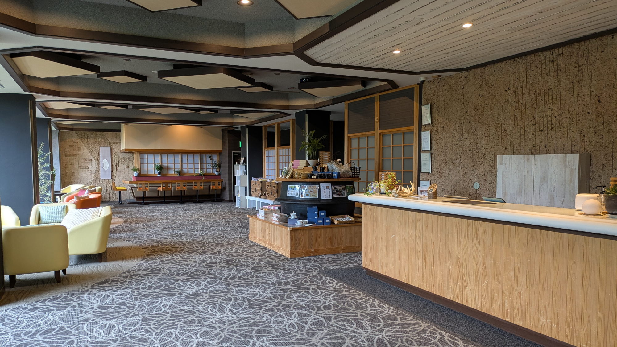 【施設】フロントです。こちらでチェックインをお願いします！（2025年リニューアル）