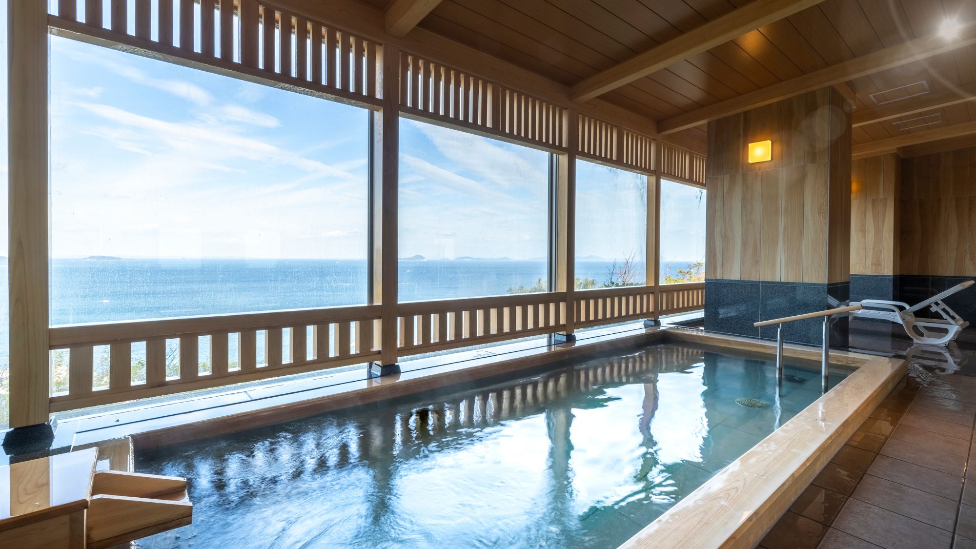水平線を見下ろす展望温泉大浴場