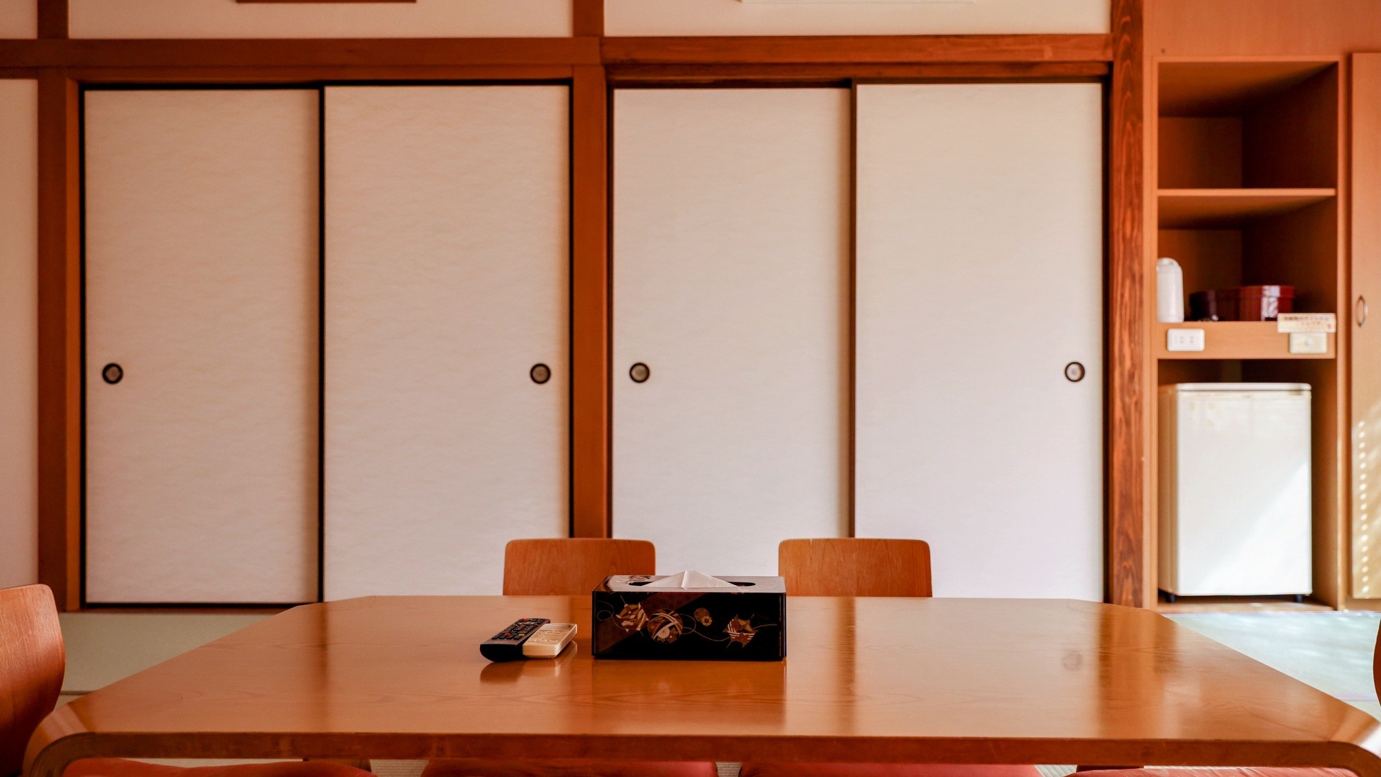 和洋室（和室10畳＋シングル2台）