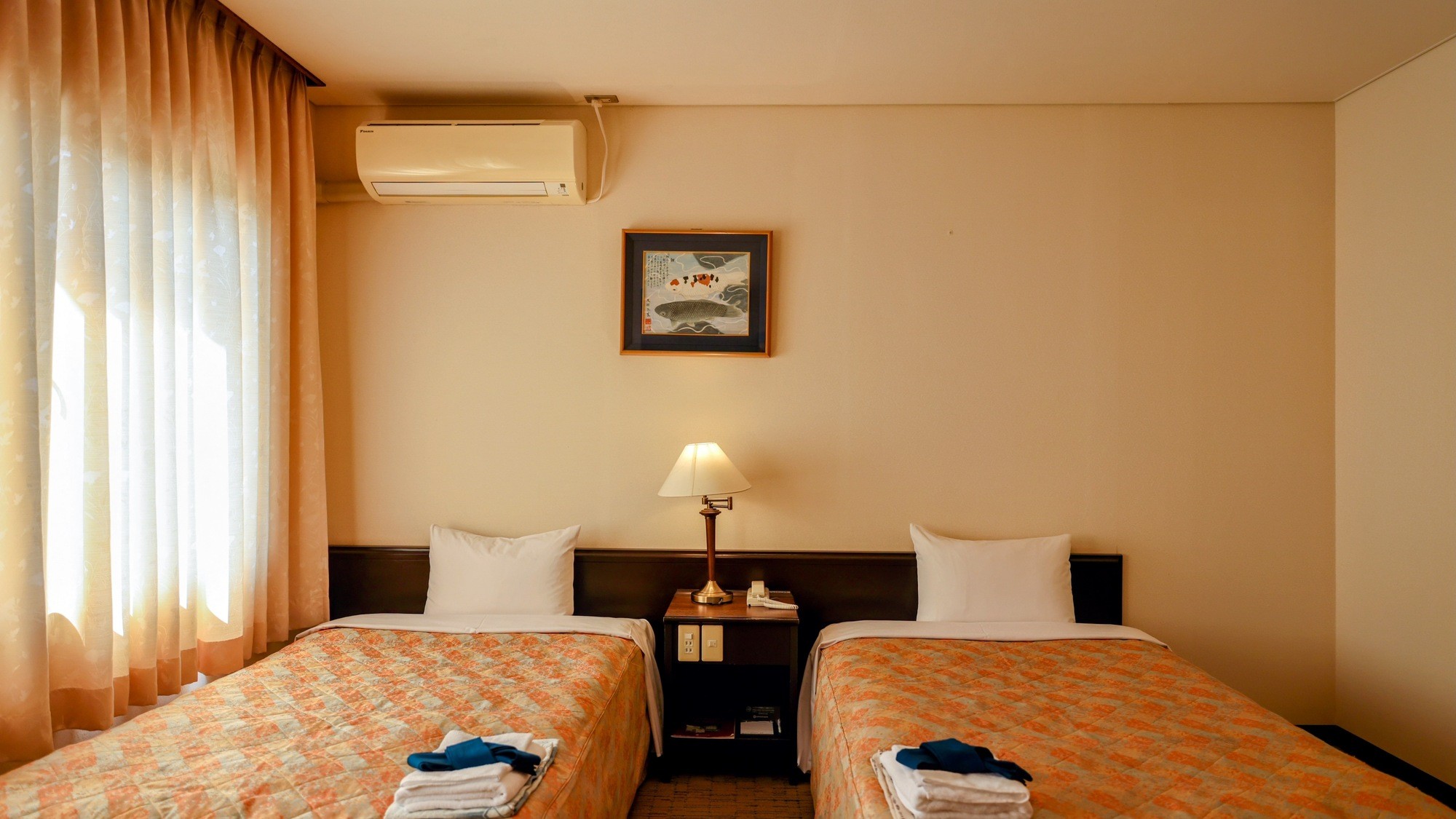 和洋室（和室10畳＋シングル2台）