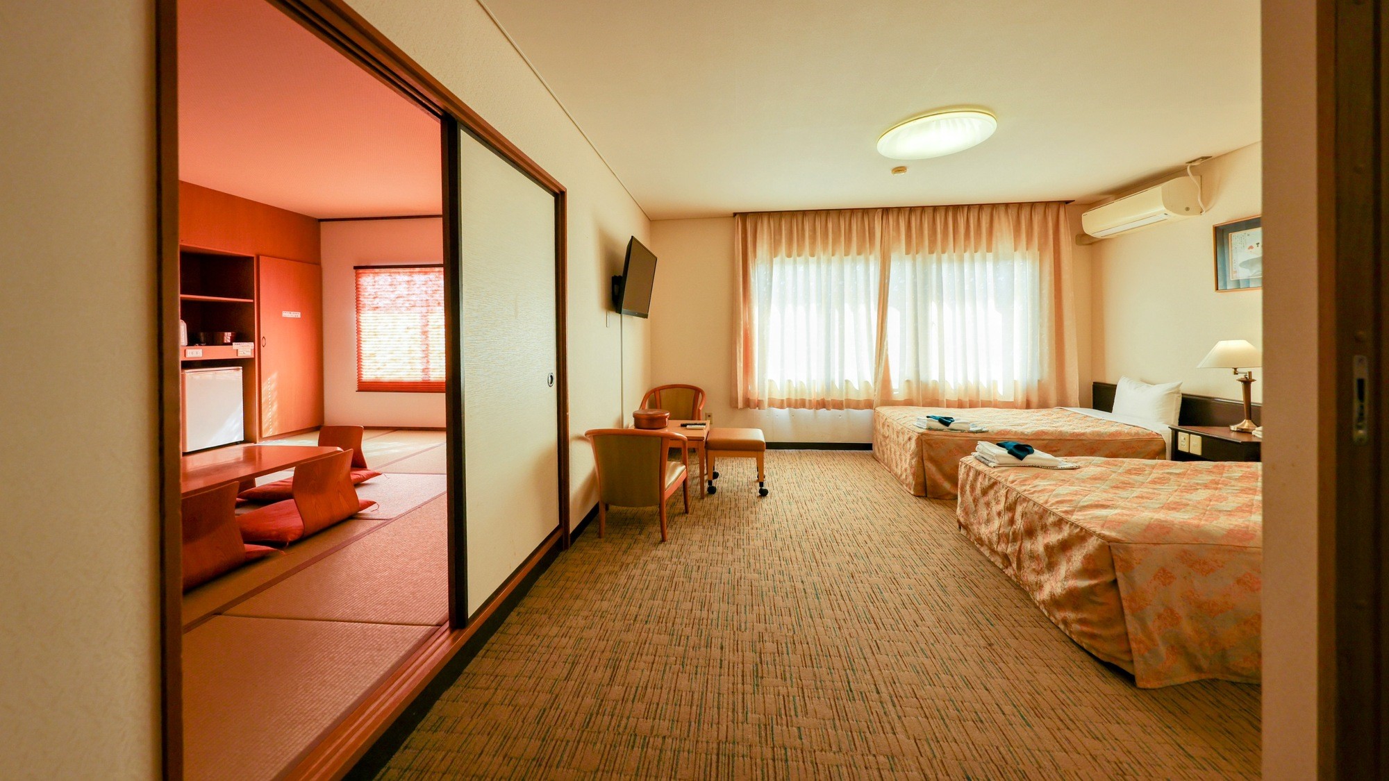 和洋室（和室10畳＋シングル2台）