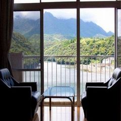 【客室一例】すべてのお部屋から安房川の景色をお楽しみいただけます。