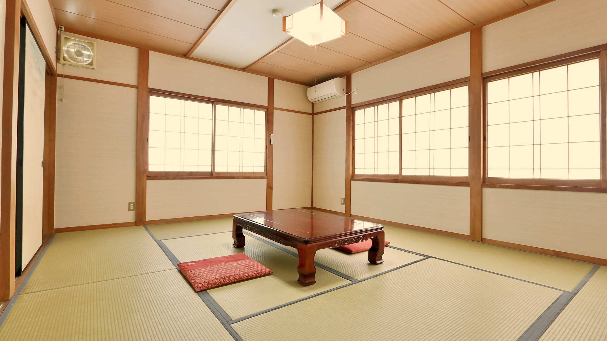【10畳和室】アットホームなお部屋でお寛ぎください 