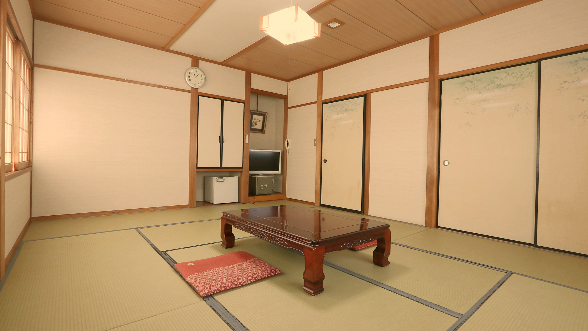 【10畳和室】アットホームなお部屋でお寛ぎください 