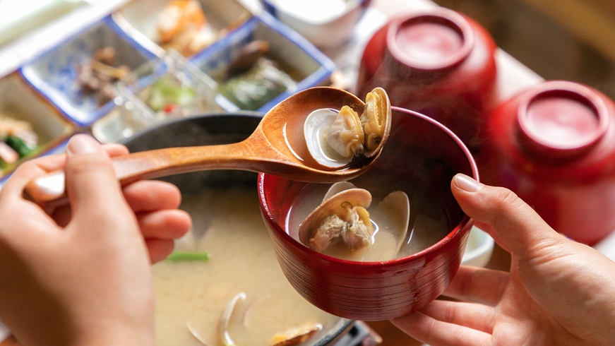 【一泊朝食＋館内利用券2，000円分付】お土産・晩酌も館内でお得に♪地産地消の「こだわり和定食」