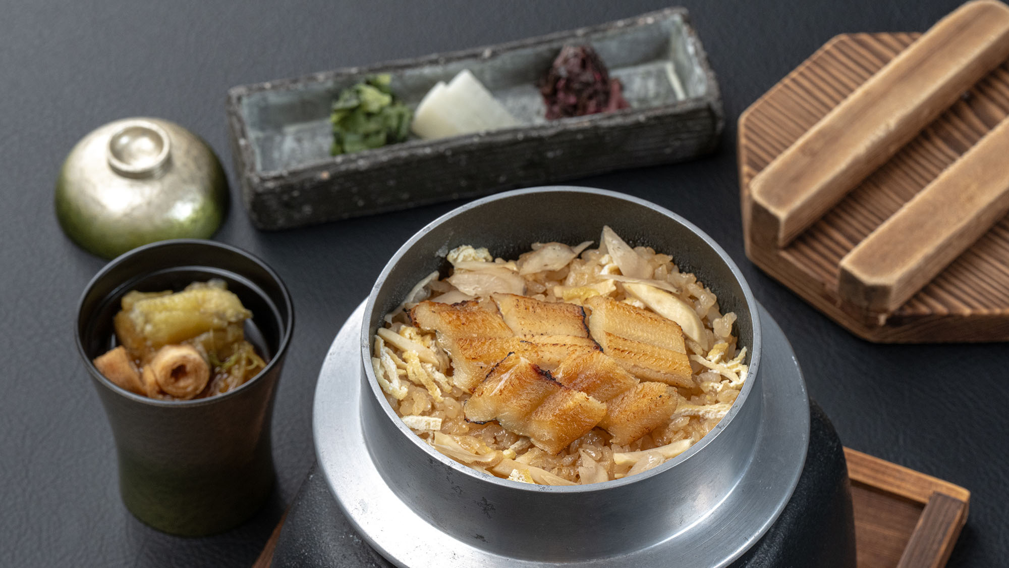 【基本料理-雅膳イメージ-】穴子釜飯（6月-8月のお品書）