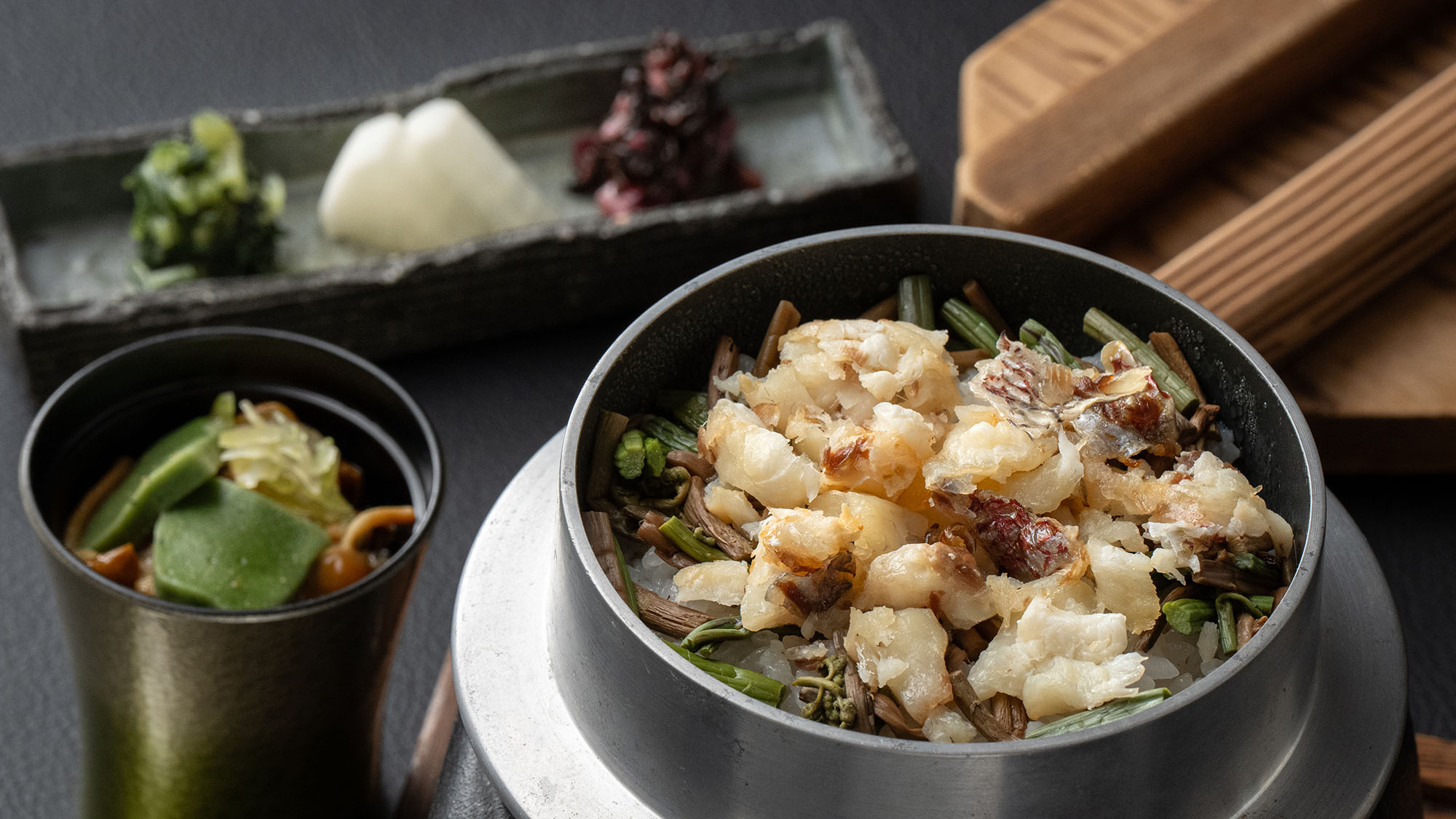 【基本料理-雅膳イメージ-】鯛釜飯（3月-5月のお品書）