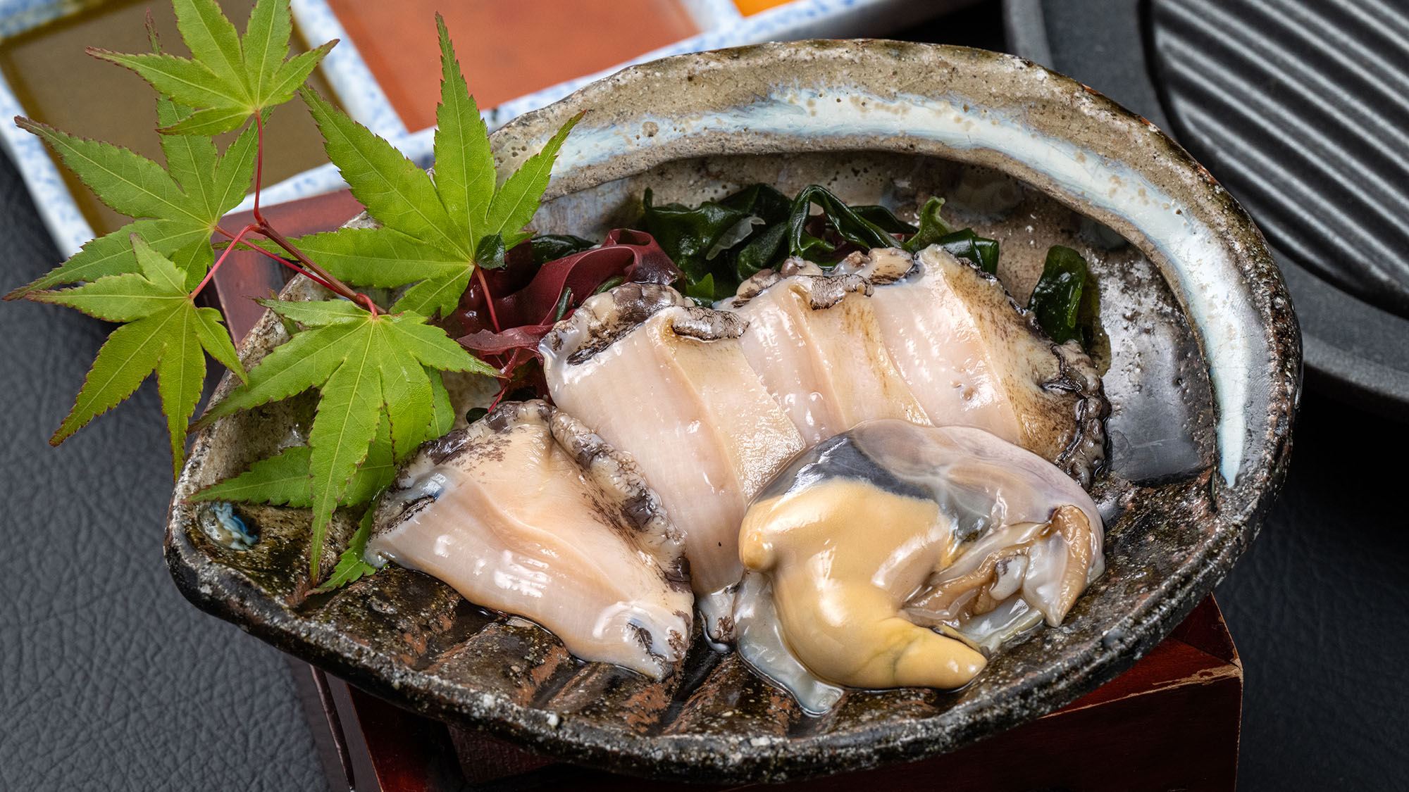 【グレードアップ料理-美味魚編イメージ-】活鮑の鉄板焼き（6月-8月のお品書）