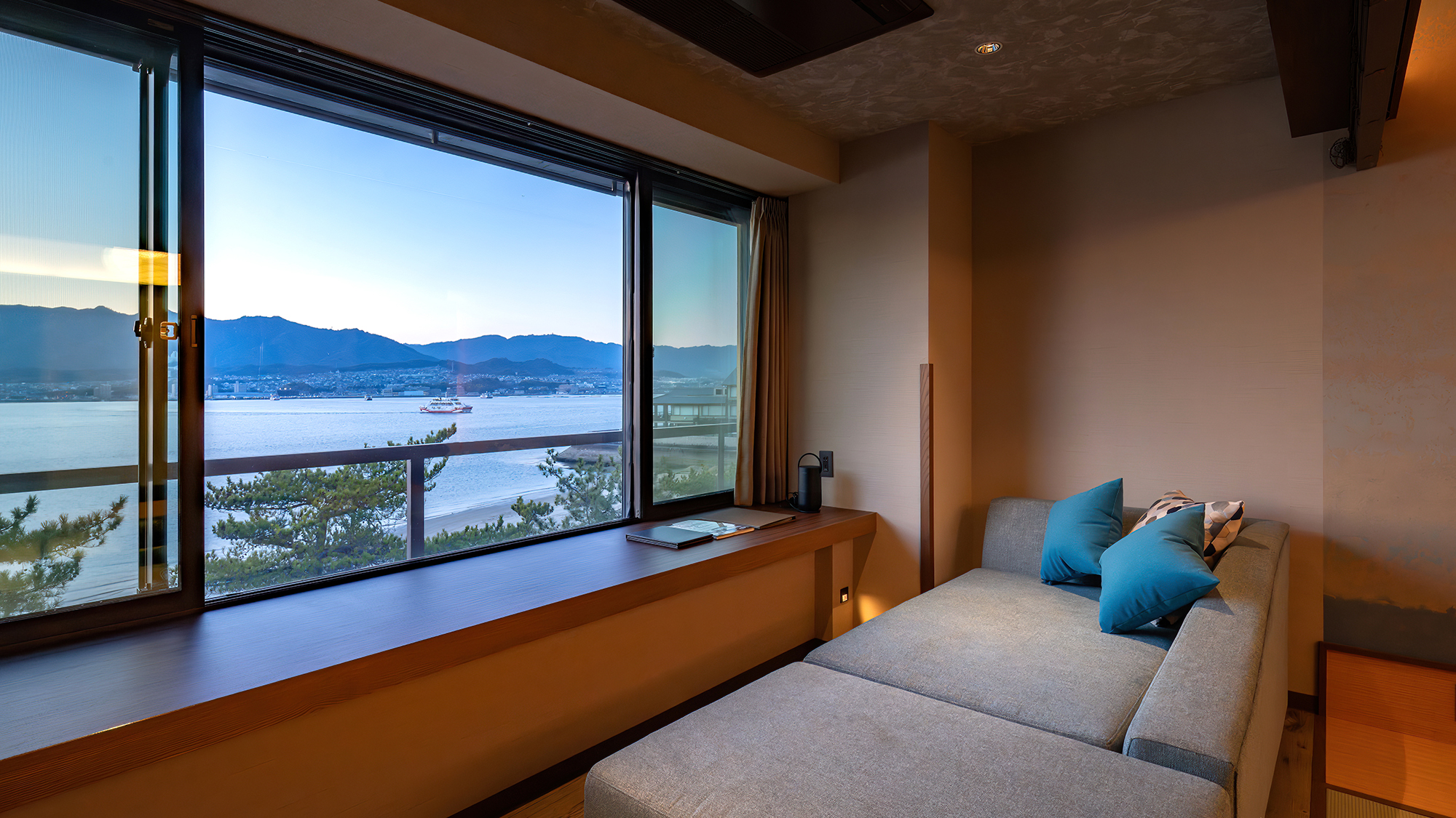 ■和室10畳「みずをり-Mizuori-」■カウンターソファに腰掛け、ゆったりと海を眺めるひととき